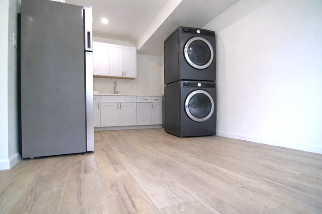 Photo - 6913 Vanalden Ave