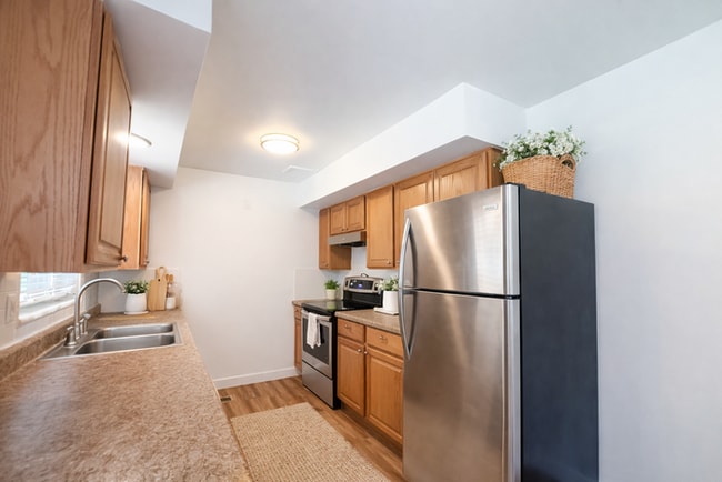 Photo - 2 Bed 1 Bath - New carpet - New paint - Great location!