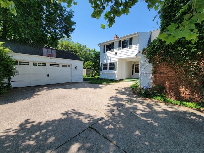 Building Photo - Large 4 bed, 1.5 bath, Over 2,000 square feet.