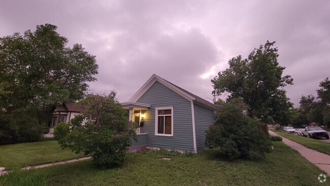 Building Photo - PET FRIENDLY 3 BEDROOM, 2 BATHROOM, DOWNTO... Rental