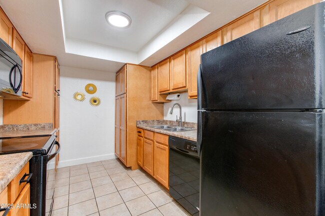 Photo - 3825 E Camelback Rd Unidad 105