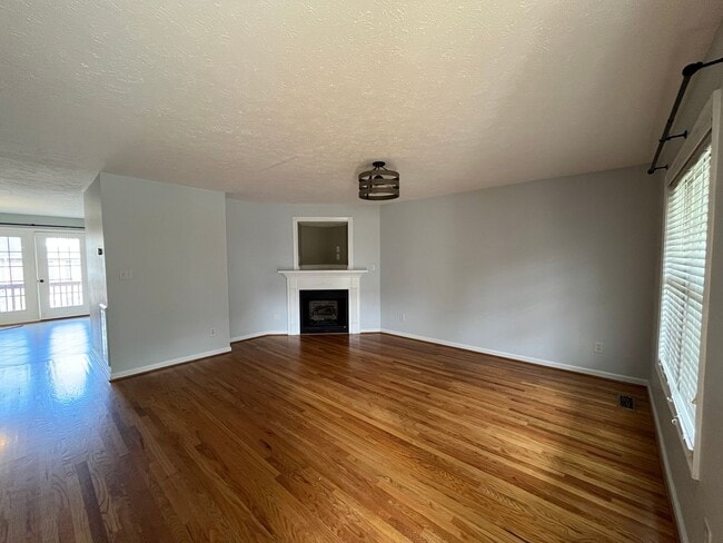 Photo - 696 Wyndhurst Dr