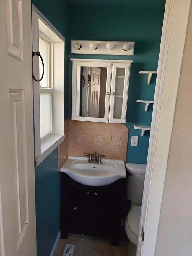 1/2 Bath attached to Master Bedroom - 820 Verde Ave