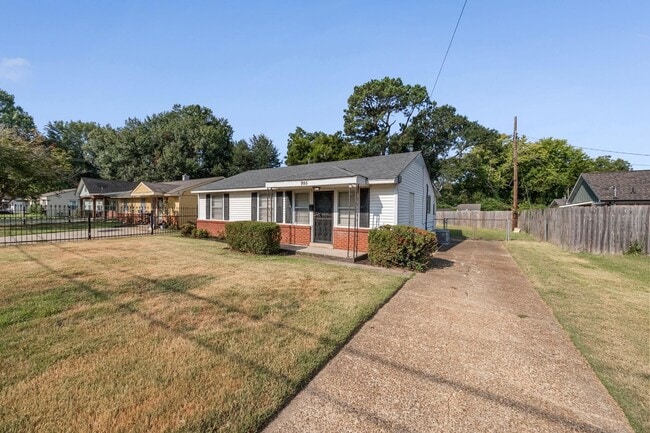 Photo - 995 Avon Rd