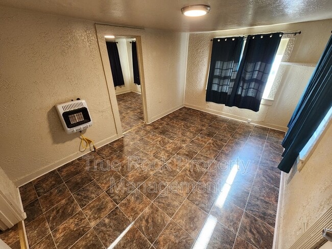 700 1/2 W 16th Street (BILLS PAID- not including tv or wifi)