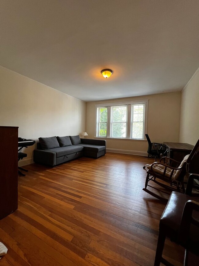 Building Photo - Sunny, Spacious Brighton / Cleveland Circle Area 1 Bed on Strathmore Rd. NO FEE