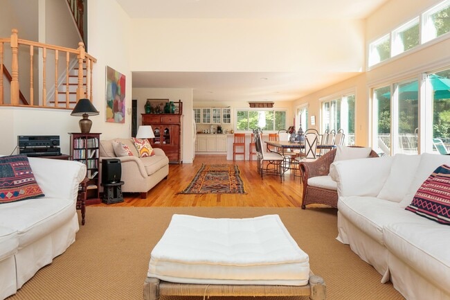 Photo - 341 Narrow Ln