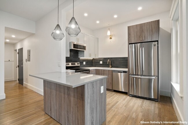 Building Photo - 512 Massachusetts Ave Unit 5