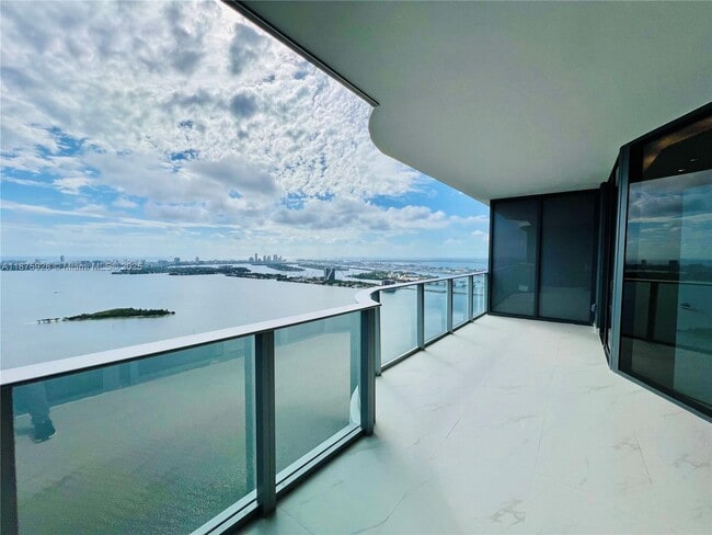 Photo - 700 NE 24th St Unidad 4602-S