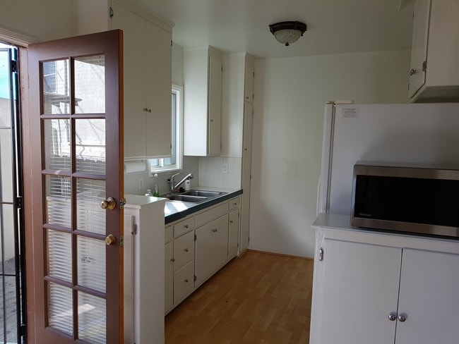 Cocina y puerta trasera - 2444 Oak St Unidad D