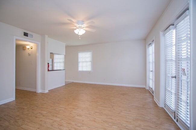 Photo - 1741 Commonwealth St