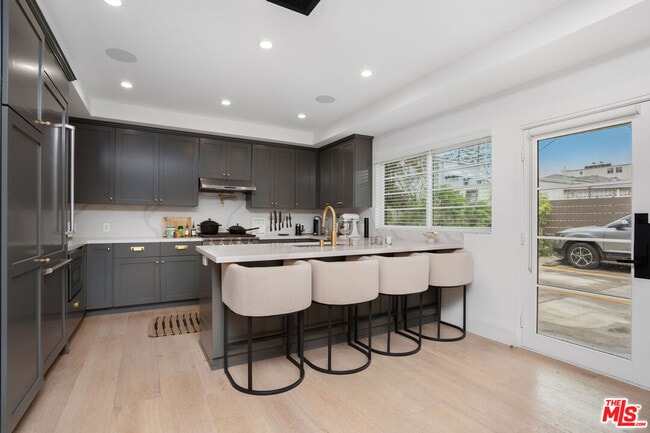 107 Flores St Unit 1/4