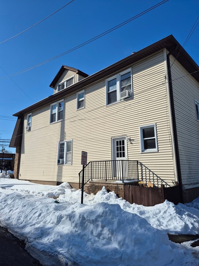 Front side - 131 Paris Ave Unit Apt 3