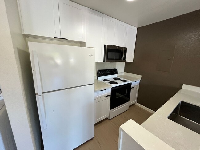 Photo - Crosspointe (Aiea/Honolulu) - 2 bed/2 bath with AC, full size washer/dryer, and swimming pool