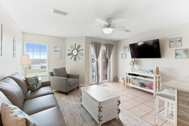 Building Photo - 572 E Beach Blvd Rental