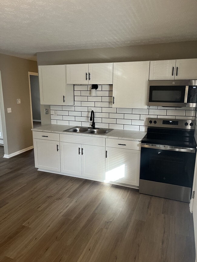 Building Photo - Green Acres - 4943-4959 Unit 4949-A