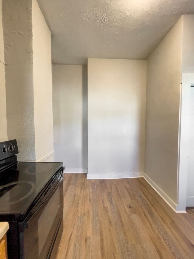 1219 W Jackson St