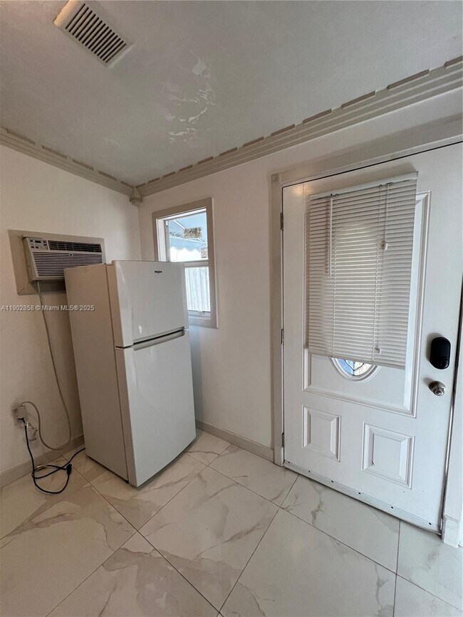 Photo - 1490 NW 34th St Unidad 2