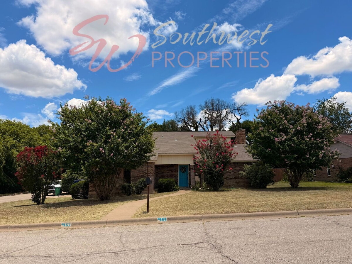 Photo - Spacious 3-Bedroom Home in an Established Neighborhood