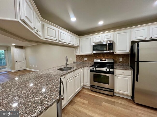 Photo - 6924 Fairfax Dr Unit 132
