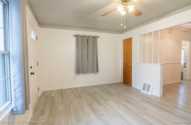 Photo - 1403 E Maxlow Ave