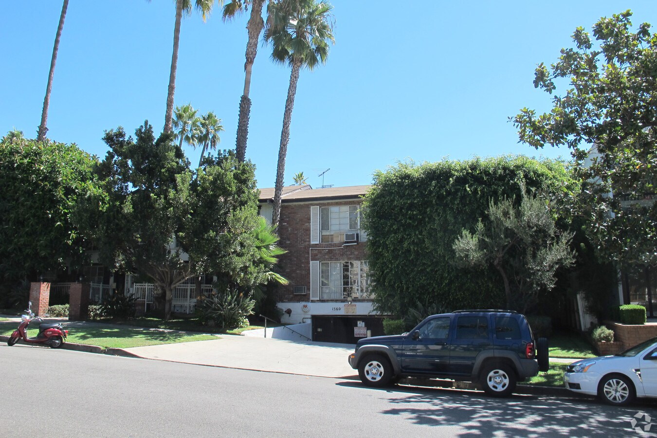 Photo - 1560 N Laurel Ave Apartments