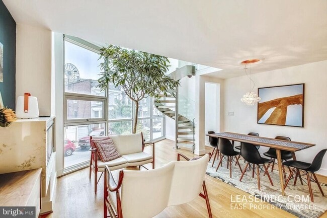 Building Photo - 3240 Hiatt Pl NW Unit #5