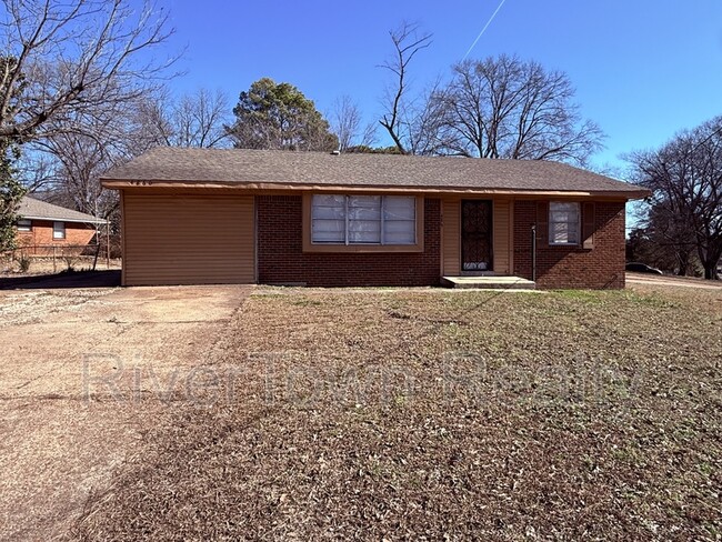 Building Photo - 4860 Leonard Rd