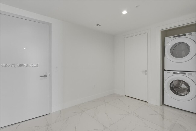 Building Photo - 1170 E Hallandale Beach Blvd Unit 904