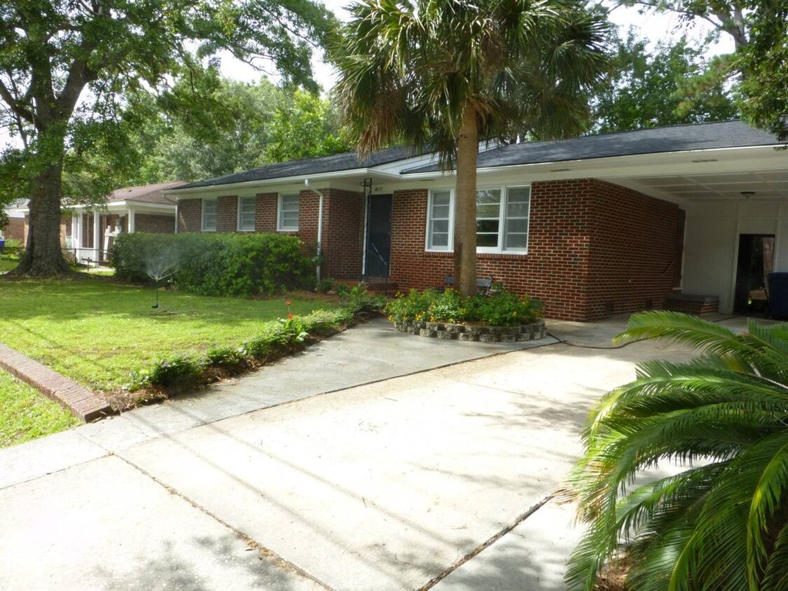 LANDSCAPING INCLUDED! Beautifully-remodele... - LANDSCAPING INCLUDED! Beautifully-remodele...