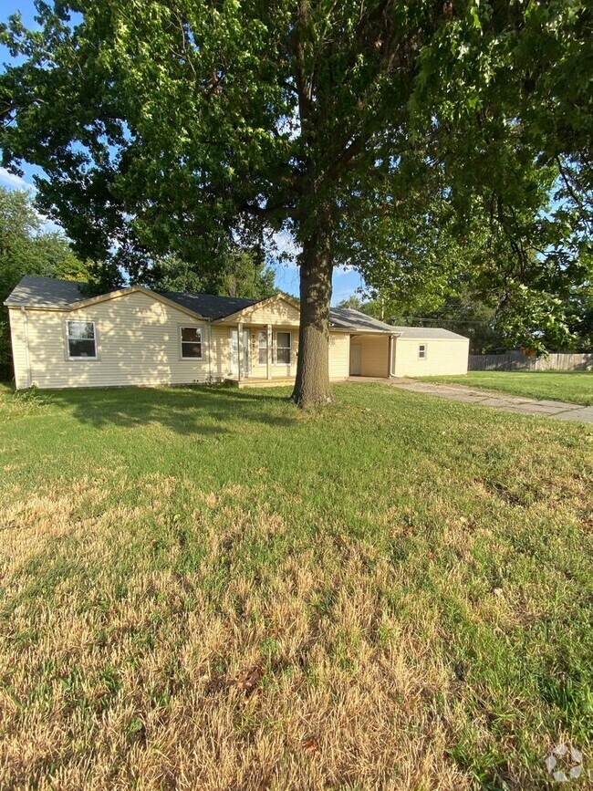 Building Photo - Modern 3 Bedroom 1 1/2 Bath home with carp...