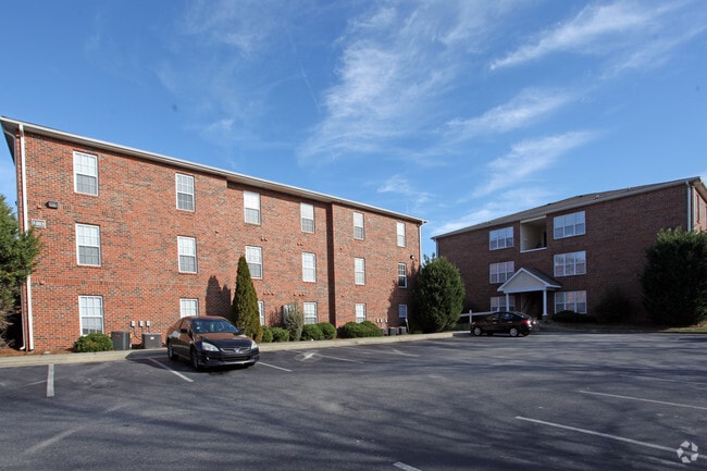 Collegiate Commons - Collegiate Commons Apartments