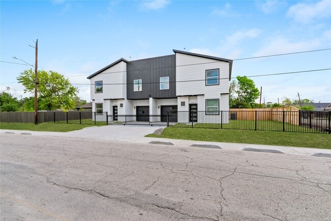 Building Photo - 6186 Eastland St