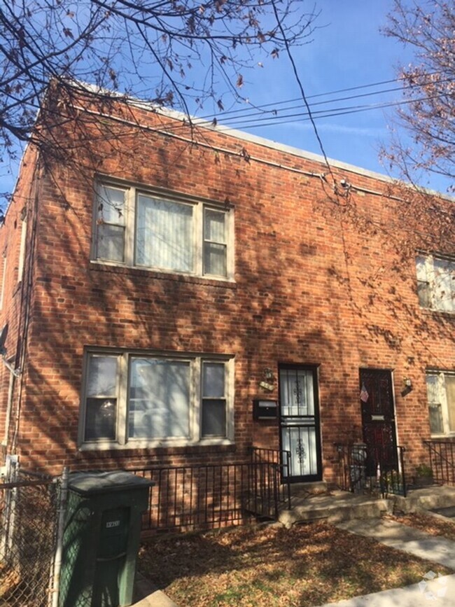 Building Photo - 556 49th Pl NE Rental