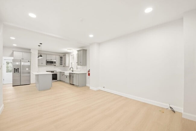 Photo - 139 W 51st St