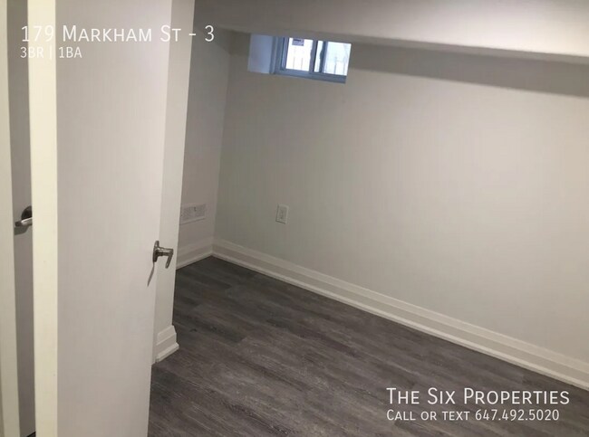 Photo - Three Bedroom Lower Level Apartment Near Dundas St W & Bathurst St Unité 3