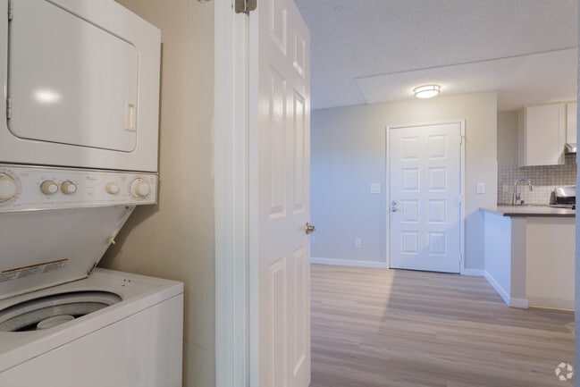 2BR, 1BA - 735 SF