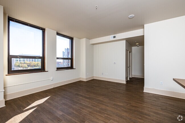 2BR, 1BA - 975 SF
