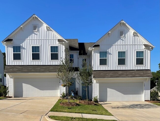 Prime location! 3 br 2.5 ba 2 car garage n... - Prime location! 3 br 2.5 ba 2 car garage n... Townhome