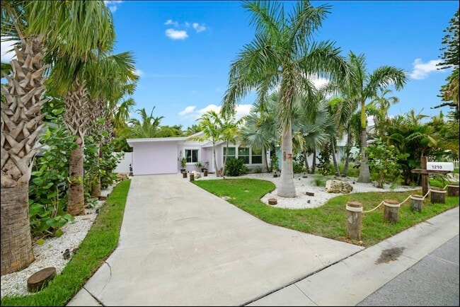 Building Photo - 1210 Bay Palm Blvd Rental