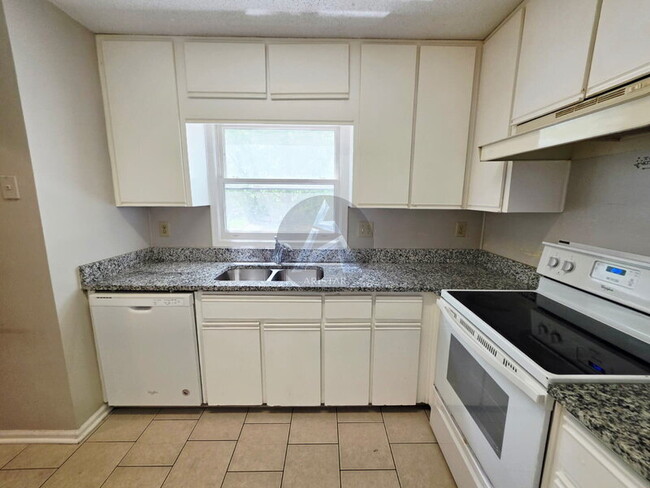 Photo - 1495 Bentley Ln SE