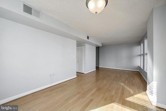 Building Photo - 601 Pennsylvania Ave NW Unit 910