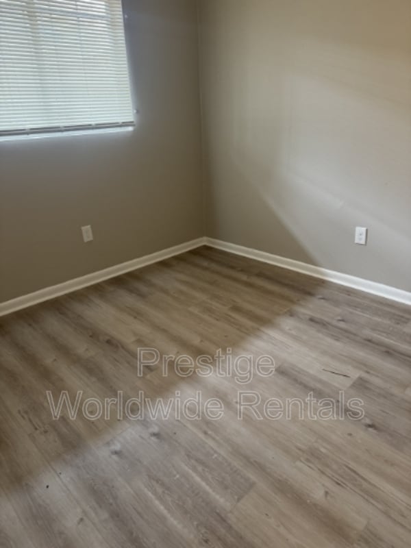 Photo - 1718 Knowles Rd