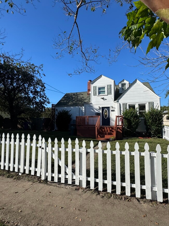 Building Photo - 1018 Wolcott Ave Unit A