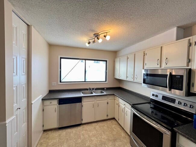 Photo - 14212-14114 114 St NW