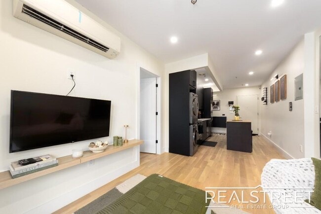 Photo - Brand New 2 bed with in unit WD Shared Roof and more! Unidad 4F