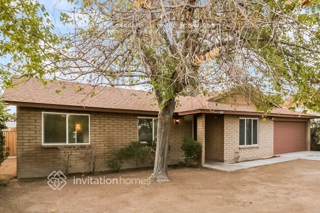 Building Photo - 701 N Comanche Dr