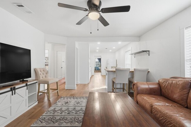 Photo - 541 E N 18th St