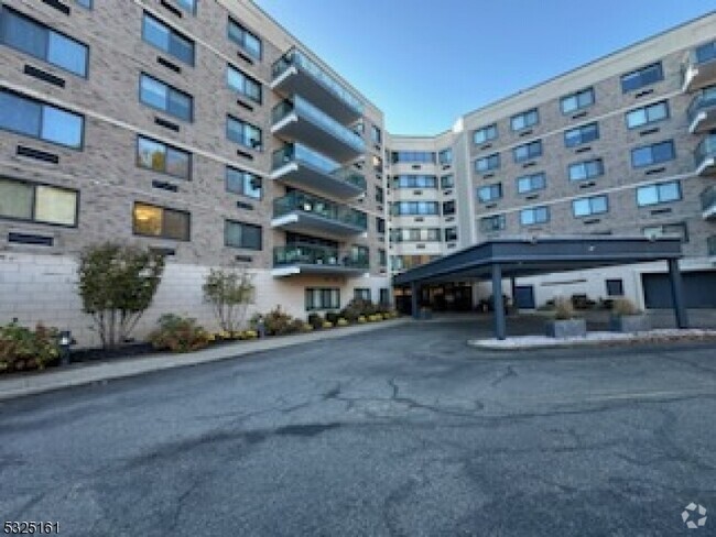 Building Photo - 609 S Orange Ave Unit 2N Rental
