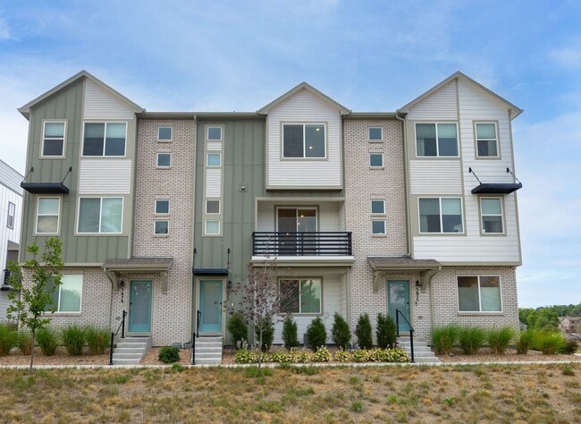 Building Photo - Astonishing 3 Bed/3.5 Bath Tri Level Townhome. Must see to believe!!